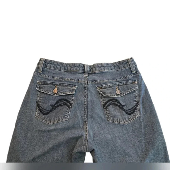 Lee, Size 10, Medium Wash Denim Capris - Picture 3 of 7